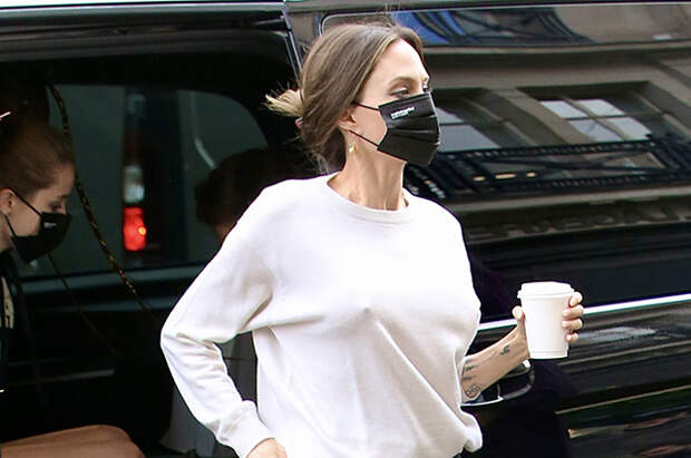 Анджелина Джоли на шопинге с детьми в Лондоне: новые фото