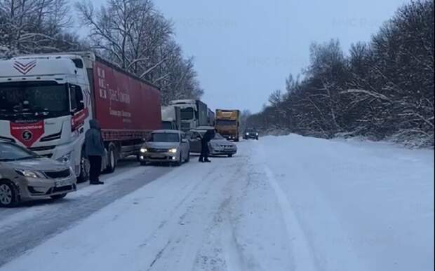 Рязанские трассы чистят свыше 50 машин: дорожники прокомментировали затор на М-5