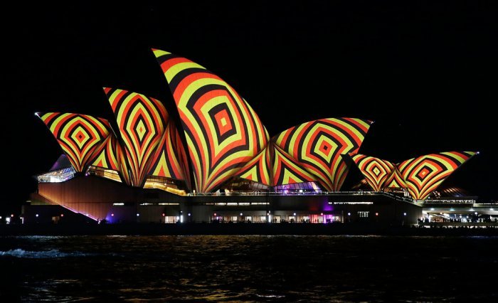 Здание Сиднейской оперы во время фестиваля света Vivid Sydney 2016