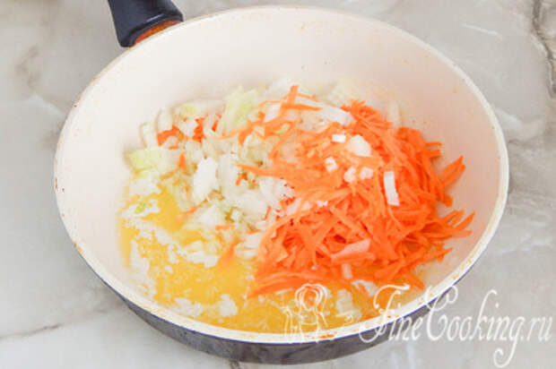 Шаг 3. В сковороду кладем сливочное масло, добавляем измельченные овощи