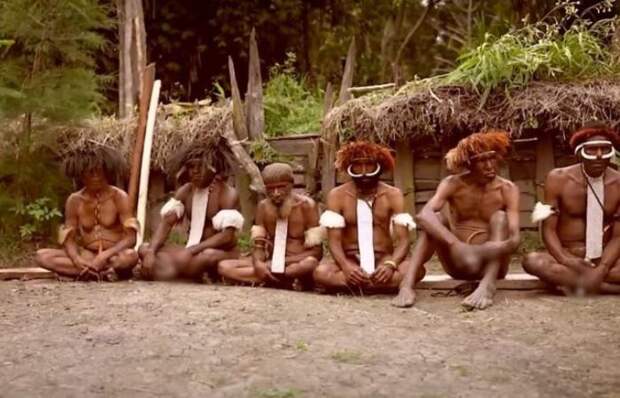 Представители дикого племени асматы. Фото: ren.tv