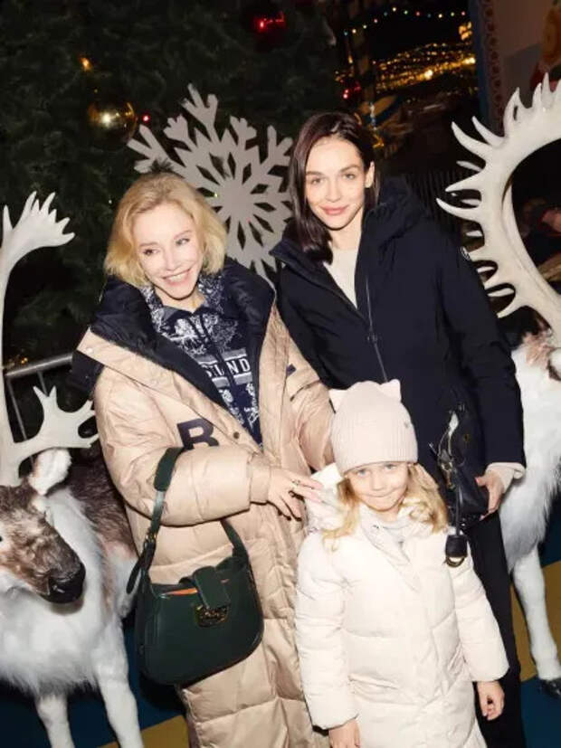 Марина Зудина и Софья Синицына с дочерью Мией