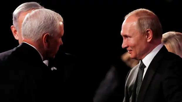 Путин и Пенс обменялись рукопожатиями на форуме в Израиле