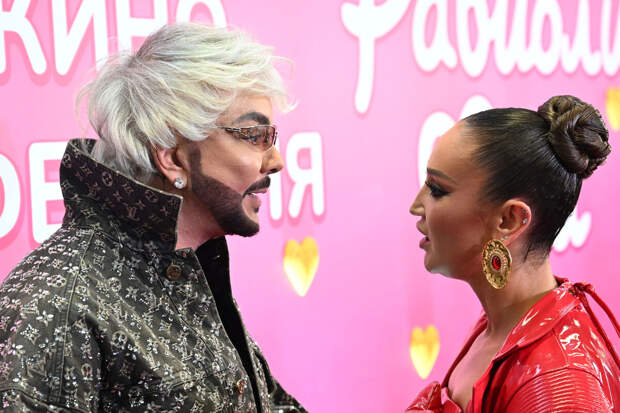 Певец Филипп Киркоров поцеловал Бузову на премьере фильма "Равиоли Оли"