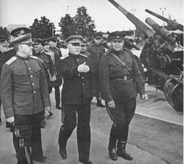 Фотобиография маршала победы Георгия Константиновича Жукова.