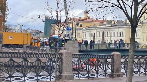 Спасшим людей из тонущего автобуса в Петербурге вручили благодарности