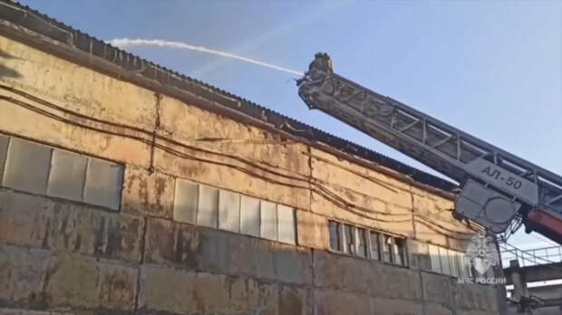 В Екатеринбурге горит цех по производству полистирола, обрушилась кровля