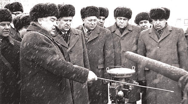 При участии Николая Рыжкова был запущен целый ряд новых заводов. На фото 80-х годов – на газовом предприятии вместе с Виктором Черномырдиным.