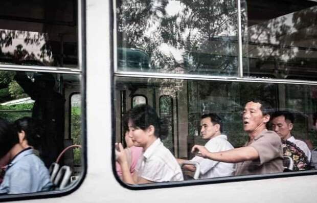 Уставшие лица обычных северокорейцев.