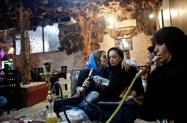 Девушкам запрещено курить кальян на людях, однако некоторые находят пути обхода в мире, иран, люди