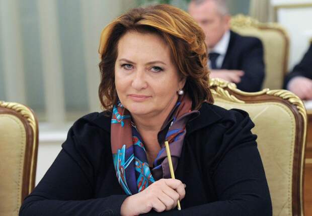 Елена Скрынник в кресле