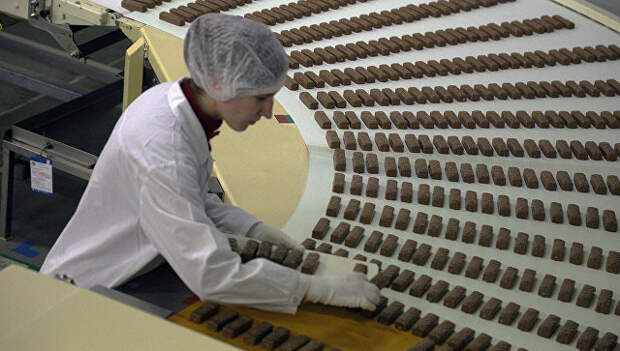 Производство конфет. Архивное фото