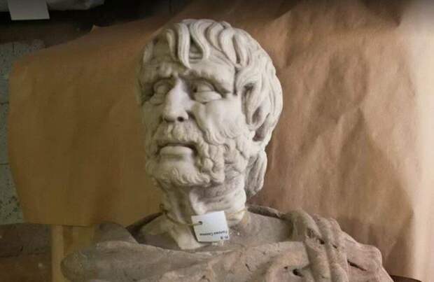 В музее-заповеднике «Павловск» закончилась реставрация бюста римского поэта Сенеки