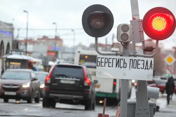 Как правильно проезжать железнодорожный переезд