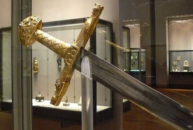 Жуайёз - меч Карла Великого.
