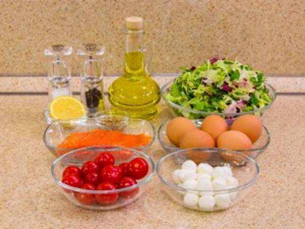 Рецепт: Салат с малосольной форелью, черри и моцареллой
