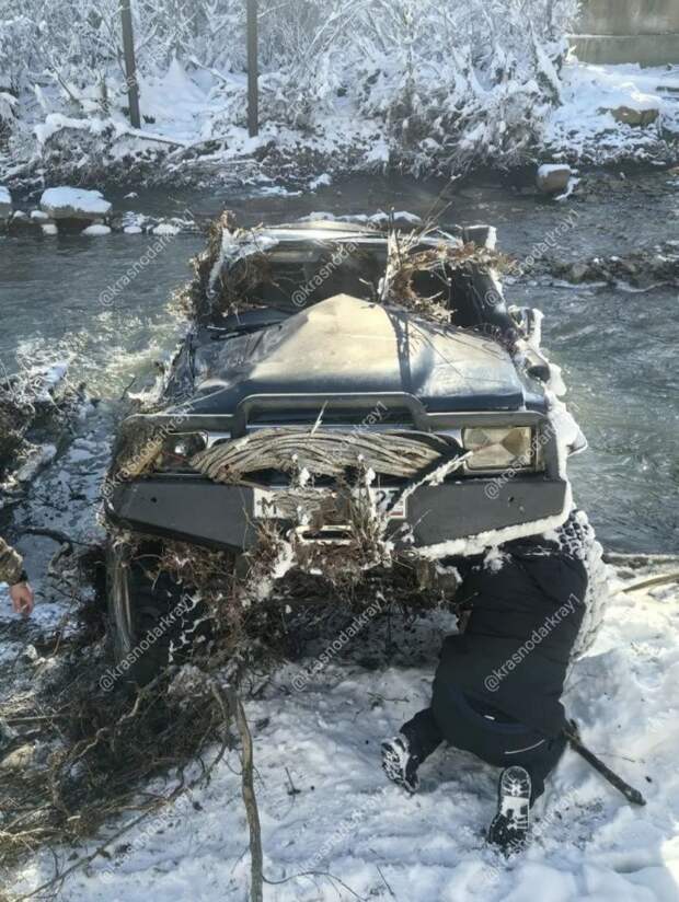Спасательная операция на Кубани: горная река, лед и машина