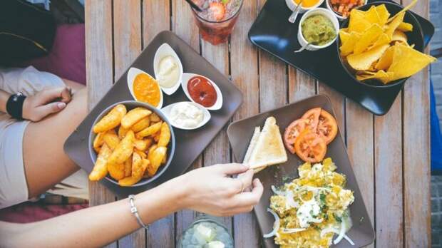 Диетологи рассказали о связи скорости приема пищи и похудения