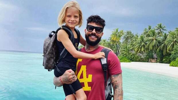 12-летняя дочь Тимати повторила образ героини культового фильма «Леон»: фото