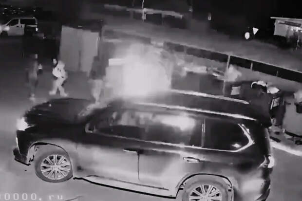 Пассажир Lexus устроил стрельбу из автомата во дворе дома в Новосибирске