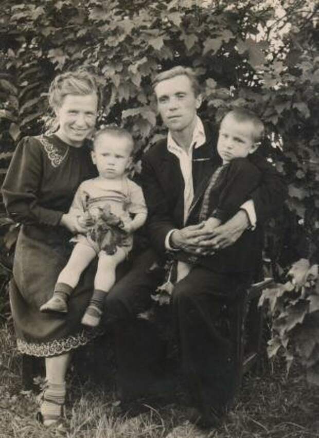 Виктор Астафьев и Мария Корякина с сыном Андреем и дочерью Ириной.