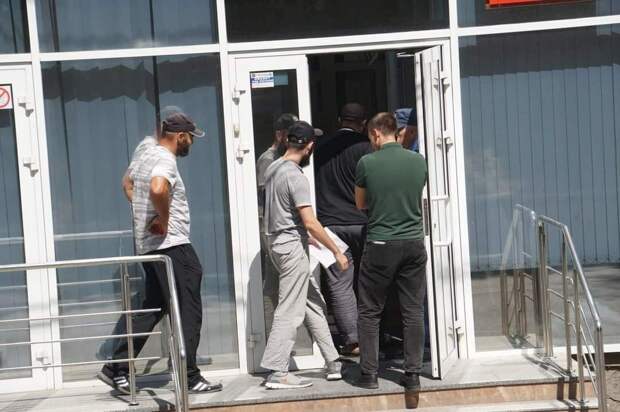 В Крыму накануне задержали 20 человек и раздали им повестки в военкомат. Речь идёт о группе поддержки, которая собралась возле райсуда в Симферополе.-3