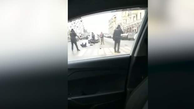 Неизвестные мужчины открыли стрельбу на трассе в Крыму: двое получили ранения