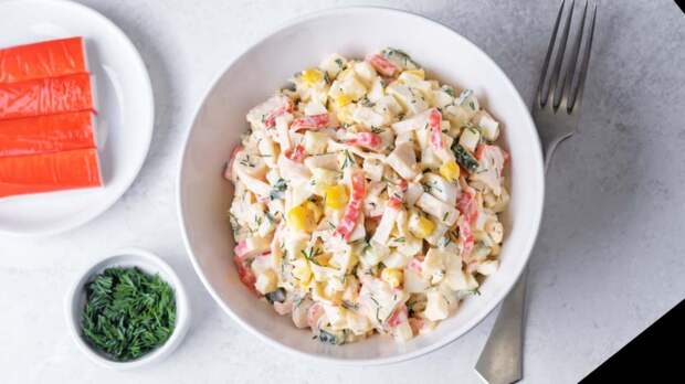 За несколько минут готовлю салат с крабовыми палочками: заменила майонез домашней заправкой – и все просят добавки