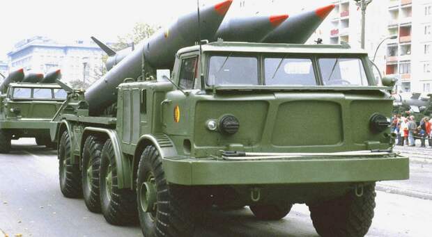 Машина 9Т29 для доставки трех ракет на параде в Берлине (из архива автора)