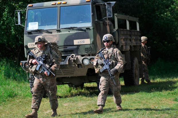 2635763 03.06.2015 Американские военные во время совместных учений Fearless Guardian - 2015 на Яворивском полигоне. Стрингер/РИА Новости