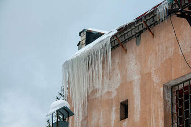 Новая угроза: краснодарцев предупредили о падении кусков льда