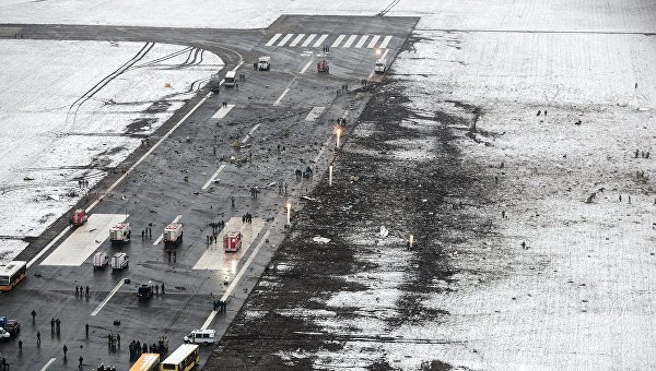 На месте крушения пассажирского самолета Boeing-737-800 в Ростове-на-Дону