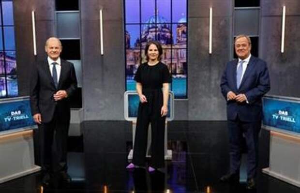 Candidates for the Federal elections Armin Laschet, CDU, Olaf Scholz, SPD and Annalena Baerbock, Greens pose for a photo, ahead of a TV talk show, in Berlin, Germany, September 19, 2021. REUTERS/Michele Tantussi 