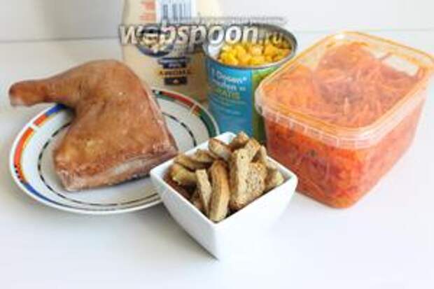 Итак берём такие продукты. Морковь по-корейски, майонез, курица копчёная, сухарики, лук.