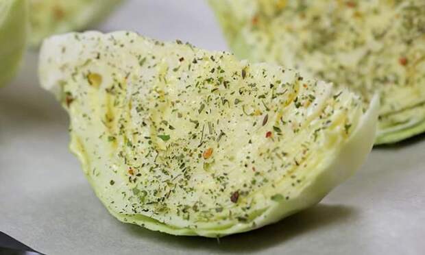 Запеченная капуста в духовке. Режим кочан на четыре части и отправляем в рукав