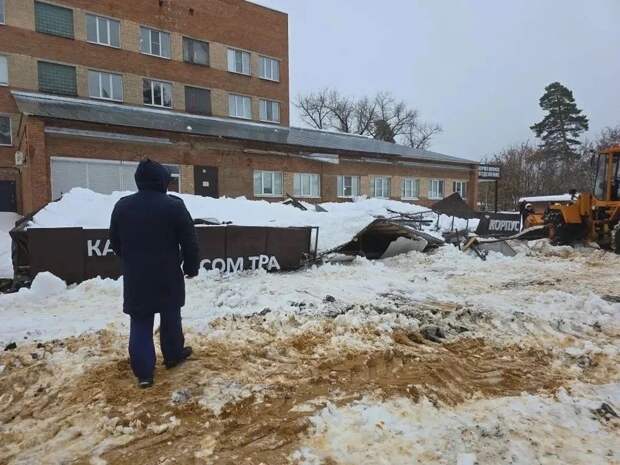 Навес при входе в больницу Котовска обрушился под тяжестью снега