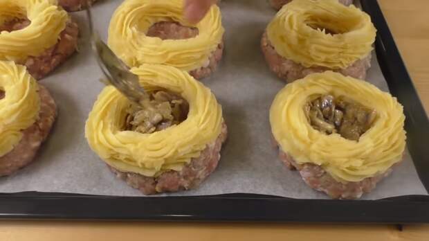 Гнезда из фарша и картошки Кулинария, Блюдо, Рецепт, Другая кухня, Приготовление, Меню, Картошка с мясом, В духовке, Видео, Длиннопост