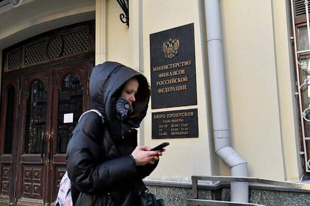 Дефицит российского бюджета достиг за месяц почти половины от плана на год