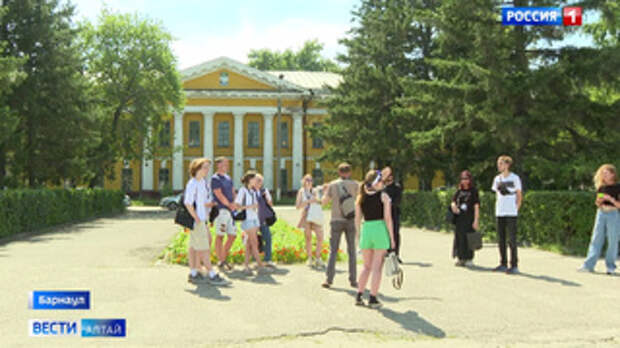 Молодые архитекторы на экскурсии / Кадр из видео /