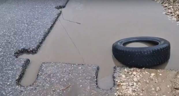 Четыре автомобиля пробили колеса в глубокой яме на Радиозаводской улице в Рязани