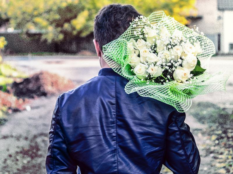 Человек в букетом цветов — лучше сразу бегите