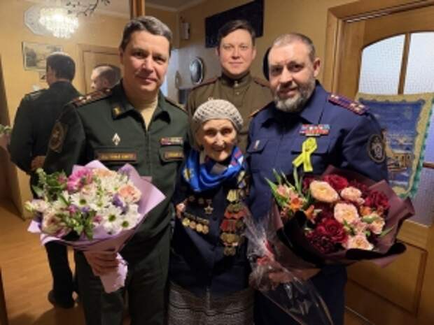 В Санкт-Петербурге офицеры СК России навестили ветерана Великой Отечественной войны Полину Громову