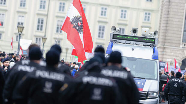 Сотрудники полиции во время протеста против ограничительных мер из-за COVID-19 в Вене, Австрия Сотрудники полиции во время протеста против ограничительных мер из-за COVID-19 в Вене, Австрия - РИА Новости, 1920, 12.02.2022