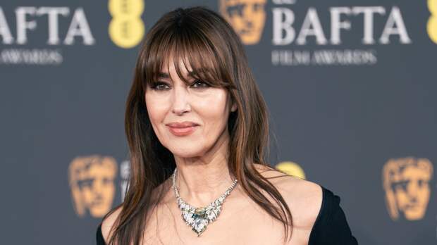 Фото 61-летней Моники Беллуччи в наряде с глубоким декольте вызвало ажиотаж в сети