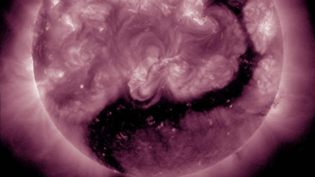 На Солнце обнаружили корональную дыру в форме дракона