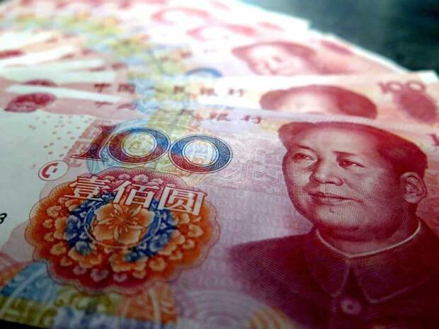 Эксперт Китая заявил, что РФ противостоит «финансовому оружию» США при помощи юаня