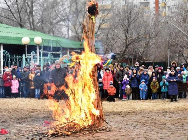 Юрист Балакаев: сжигание чучела на Масленицу может обернуться штрафом и арестом