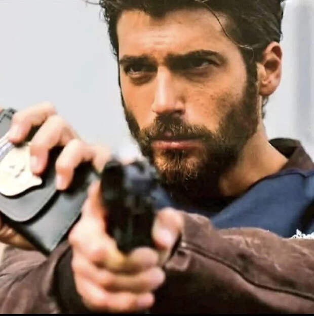 Турецкую звезду Джана Ямана задерживали десятки полицейских с собаками