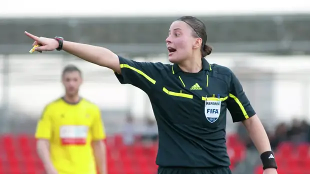 Арбитр Пустовойтова рассудит финал женского футбольного турнира Олимпиды