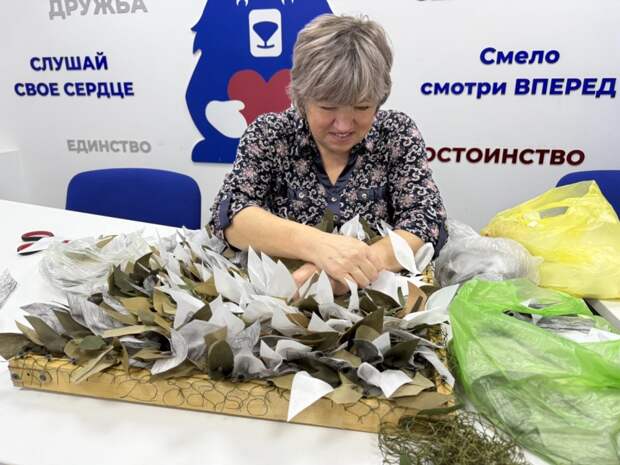 Серебряные волонтеры Адыгеи сплели 50 нашлемников для бойцов